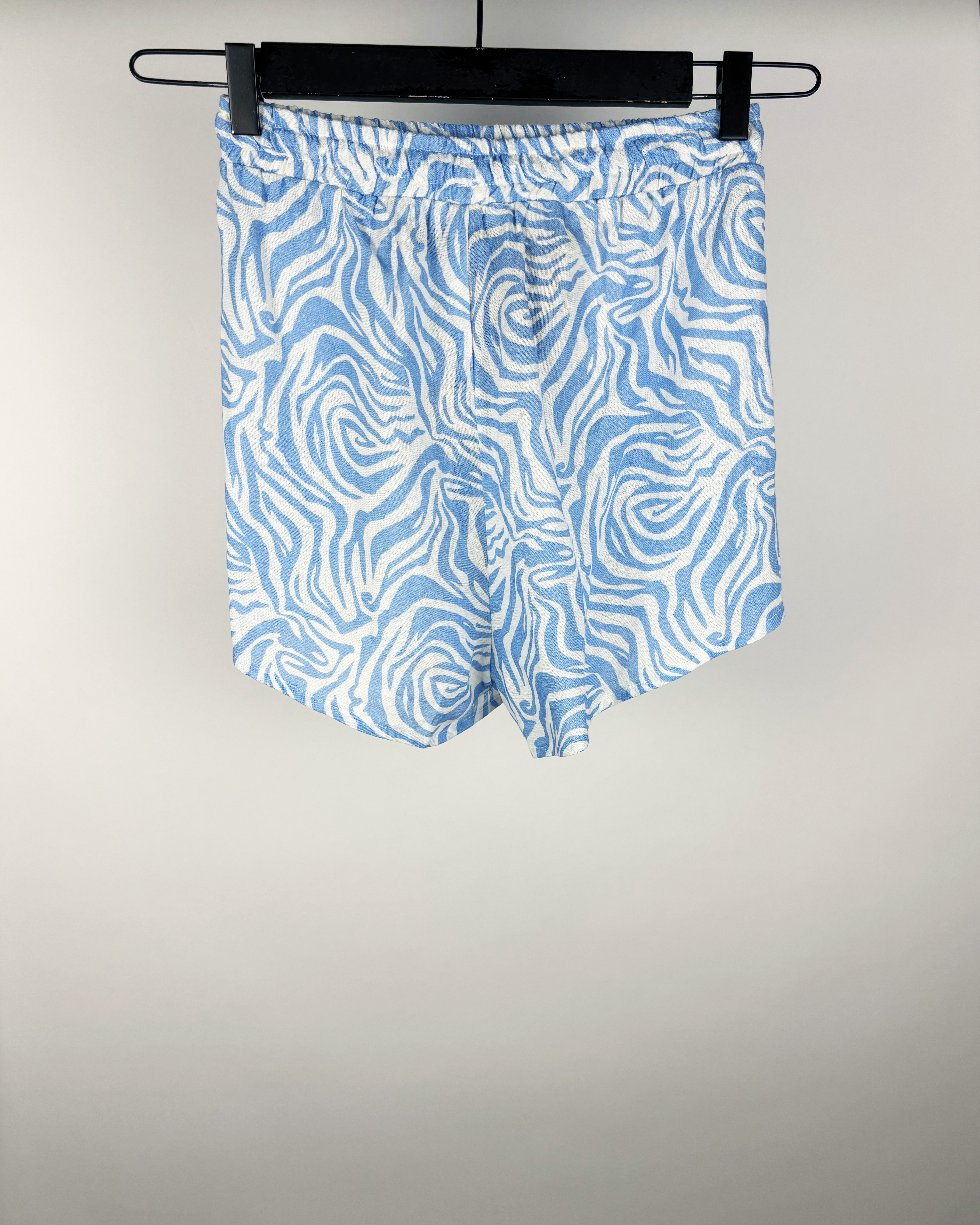 Short tipo lino crudo con estampa celeste polonio