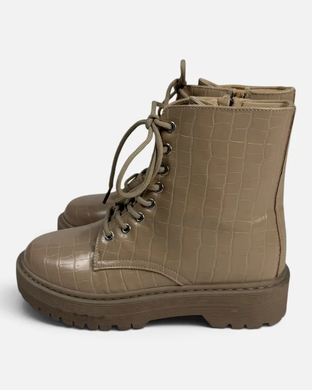 Botas beige texturadas tipo borcego t40 charlotte russe