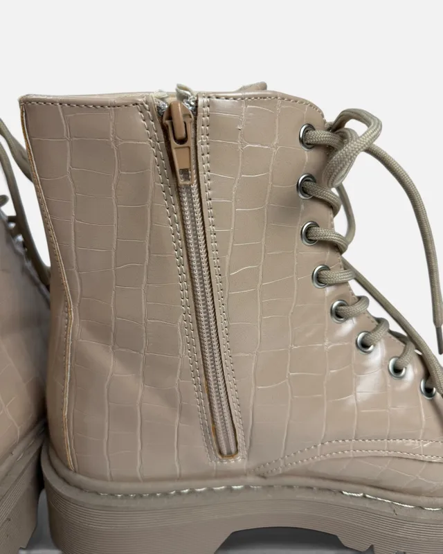 Botas beige texturadas tipo borcego t40 charlotte russe