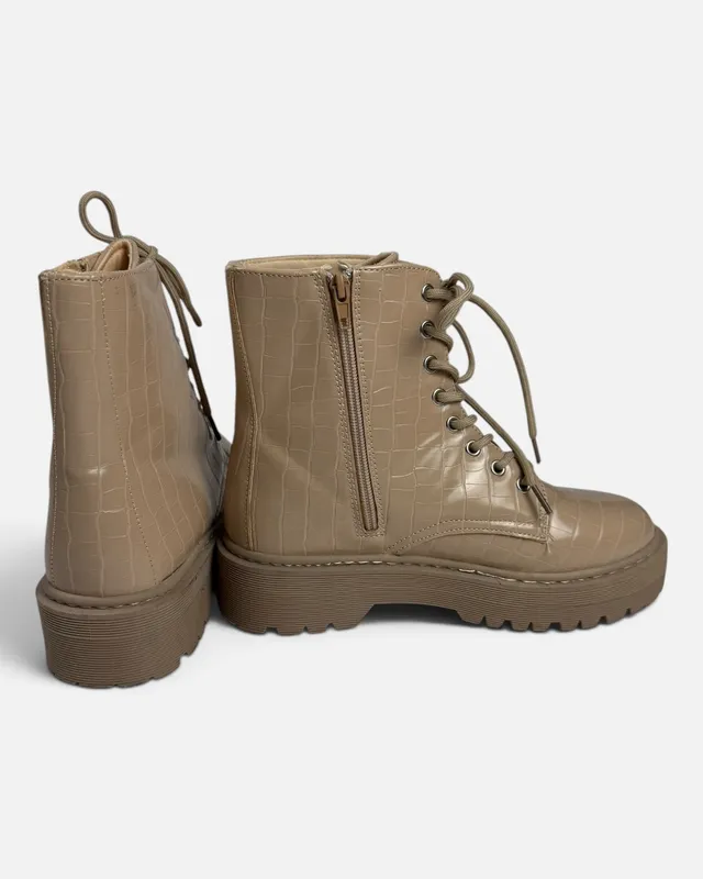 Botas beige texturadas tipo borcego t40 charlotte russe