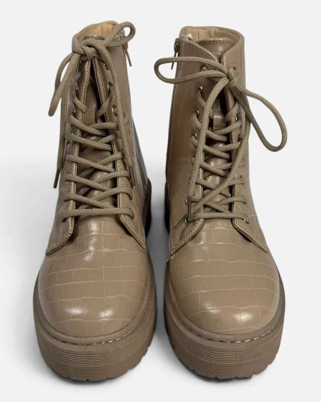 Botas beige texturadas tipo borcego t40 charlotte russe