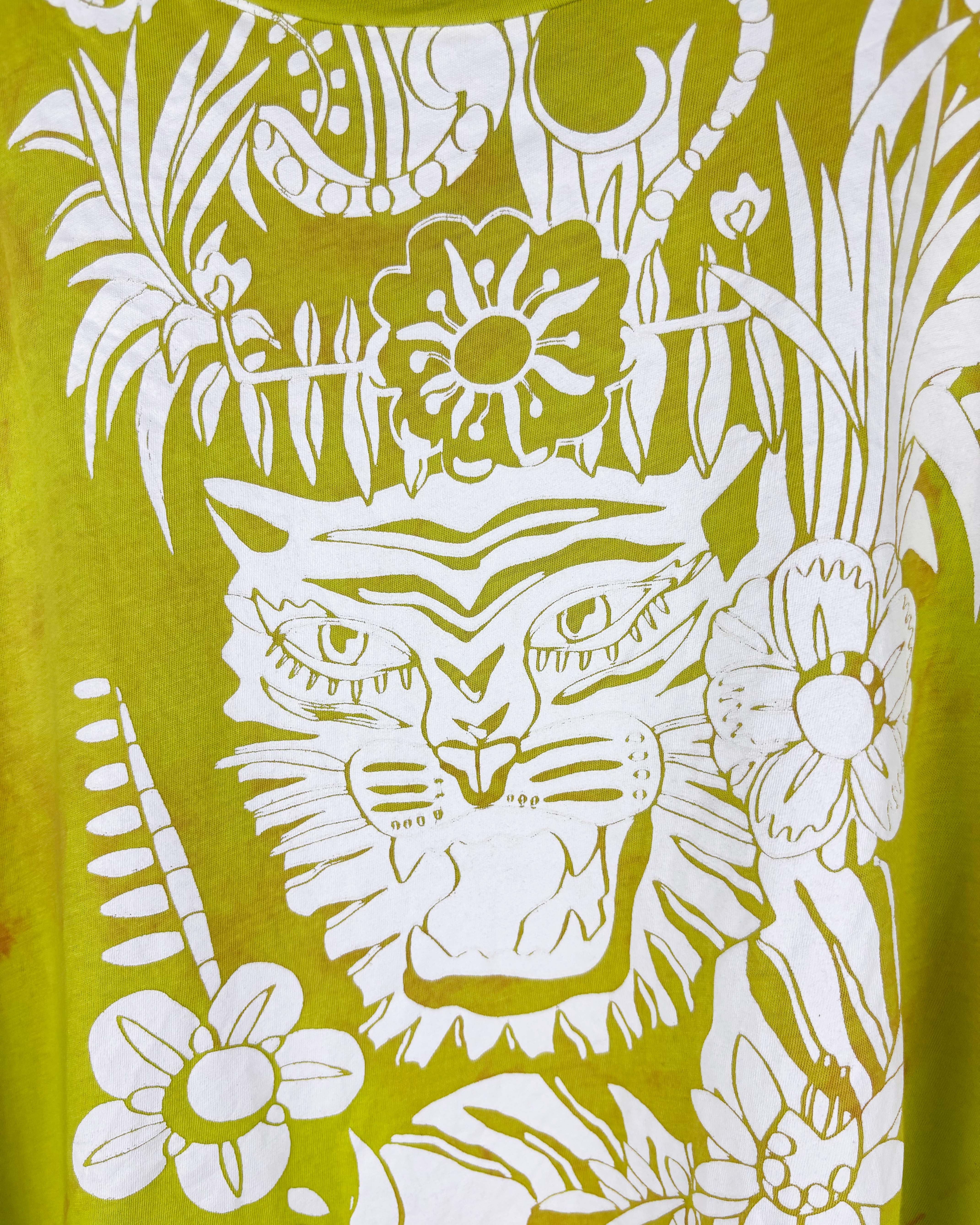 Remera verde batik c/estampa jazmin chebar