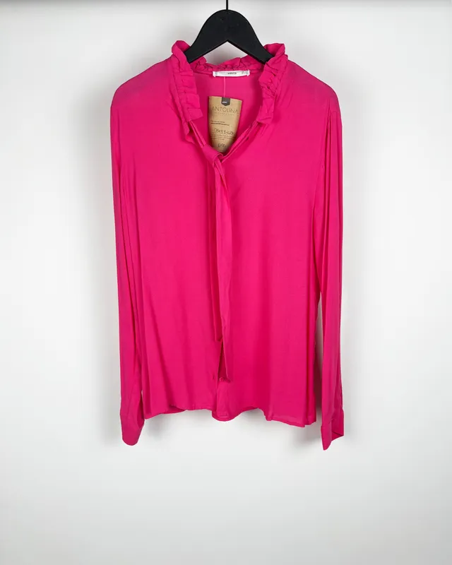 Blusa fucsia con volado Mango