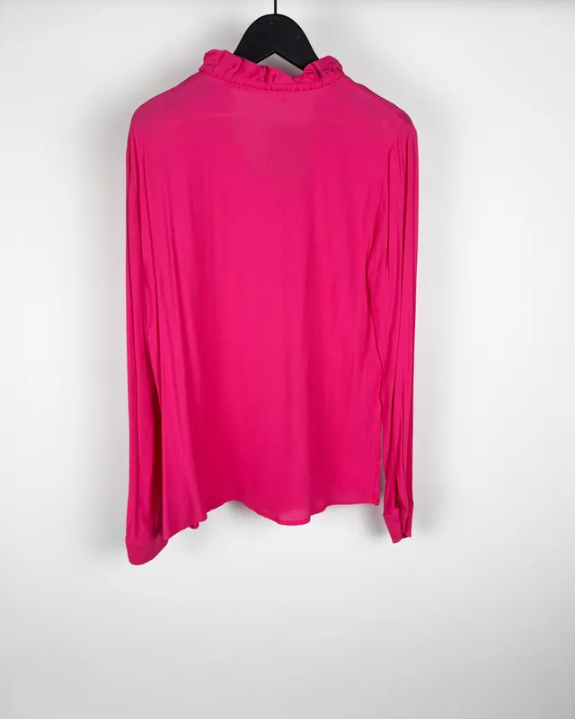 Blusa fucsia con volado Mango
