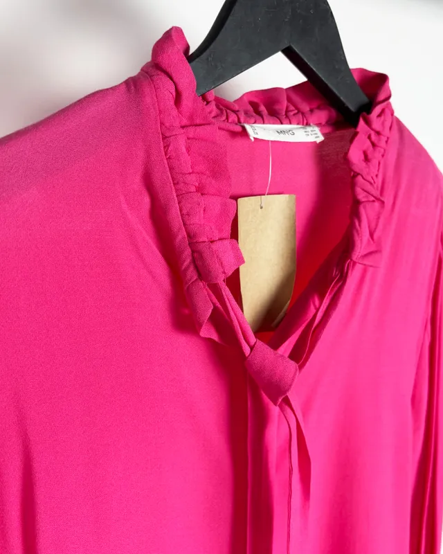 Blusa fucsia con volado Mango