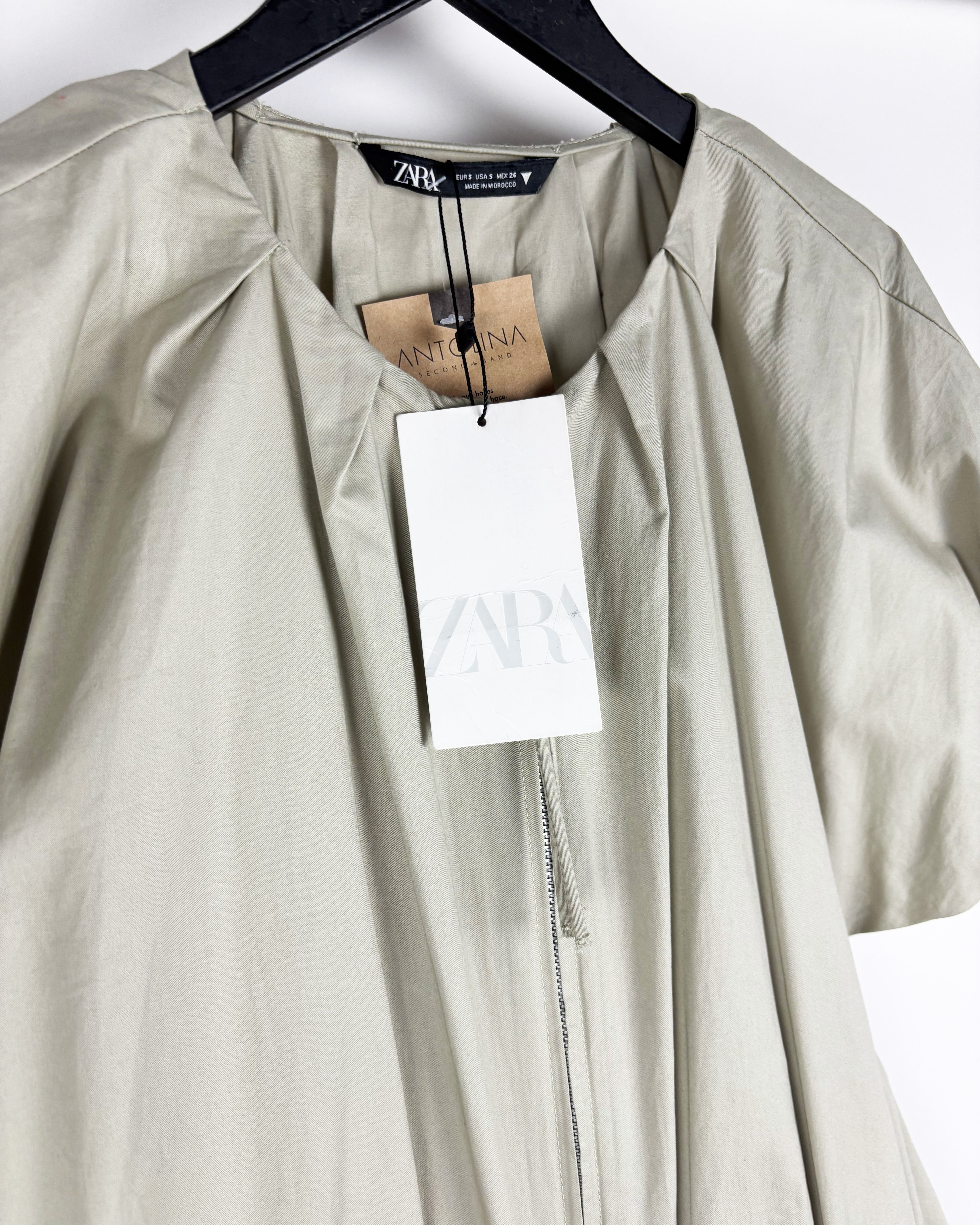 Mono largo beige con cierre plateado zara