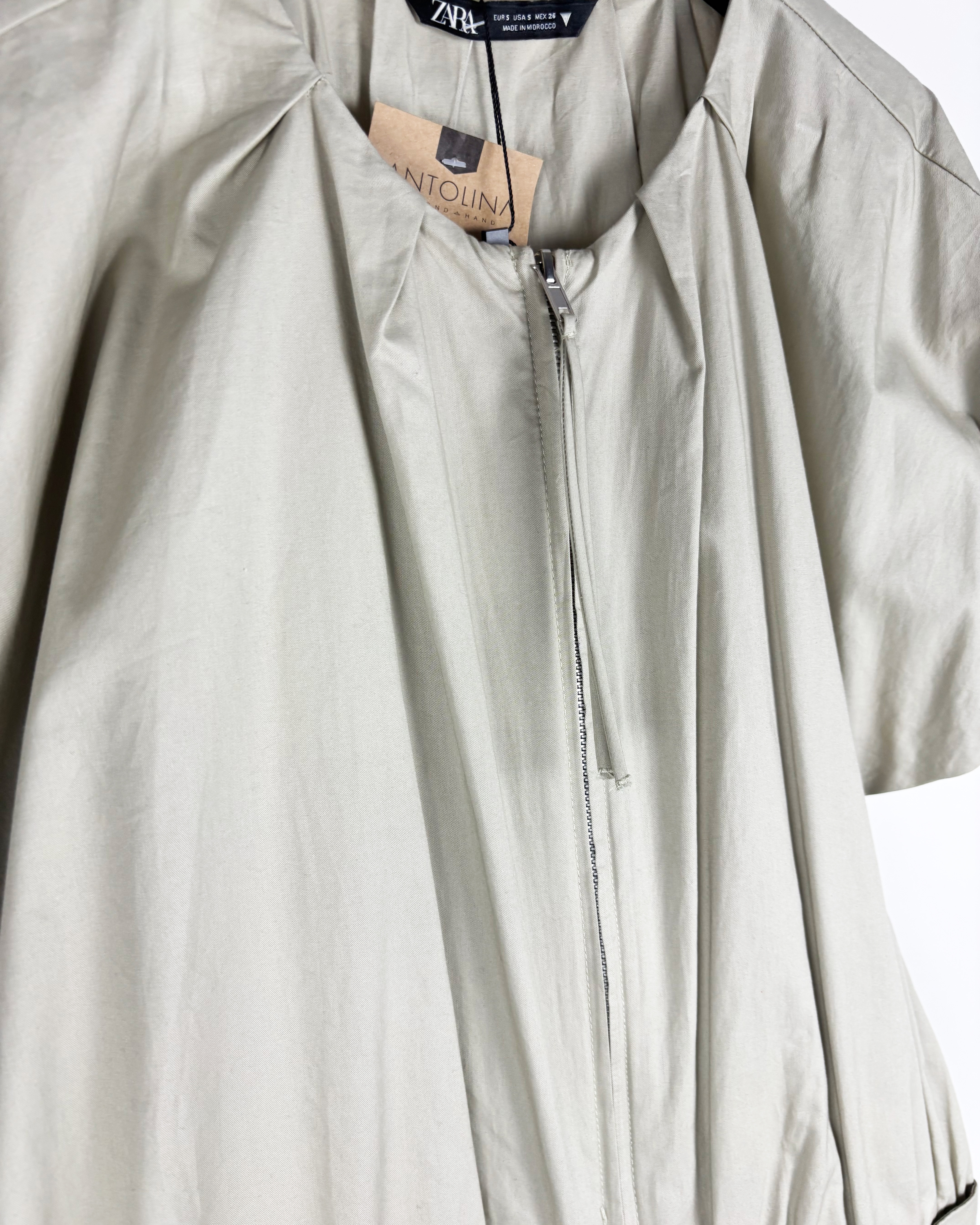 Mono largo beige con cierre plateado zara