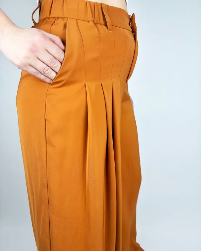 Pantalon tela marron con una pierna plizada josephine
