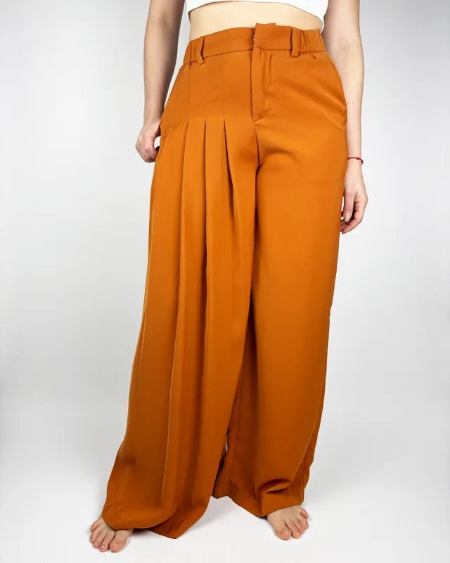 Pantalon tela marron con una pierna plizada josephine