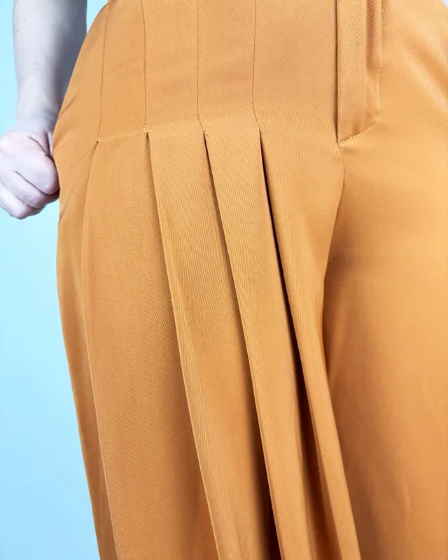 Pantalon tela marron con una pierna plizada josephine