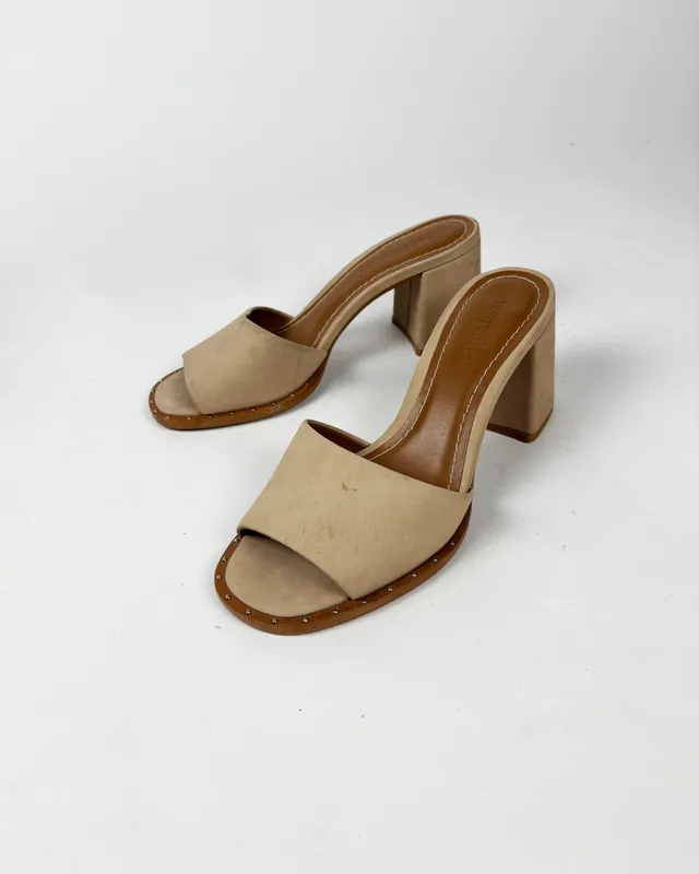 Sandalias beige abiertas pasqulini
