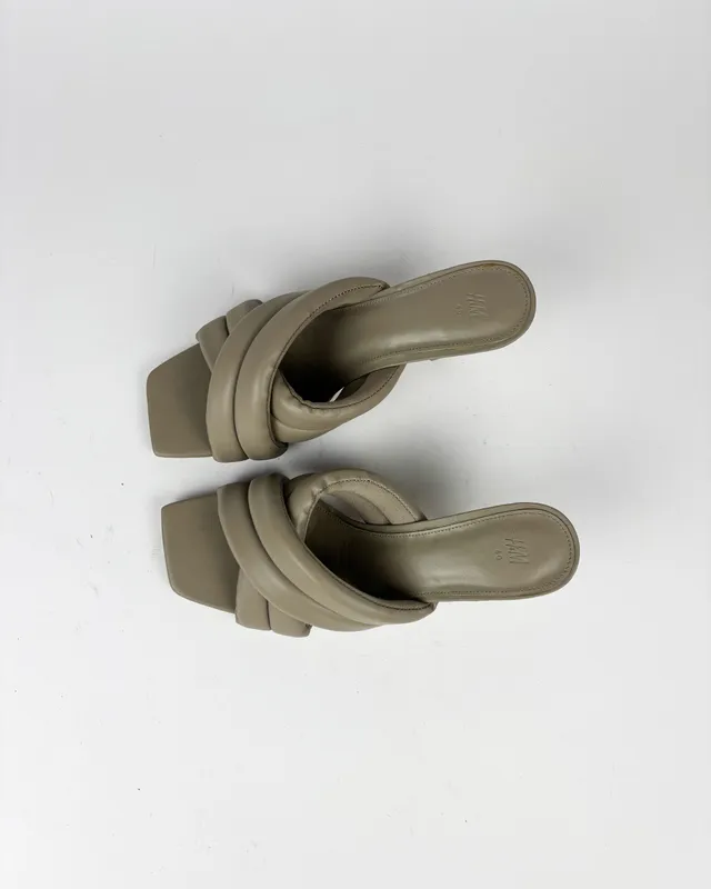 Sandalias con taco fino asas cruzadas gris