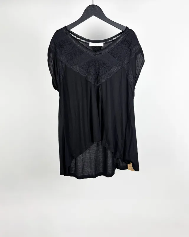 Remera negra c/puntilla rapsodia