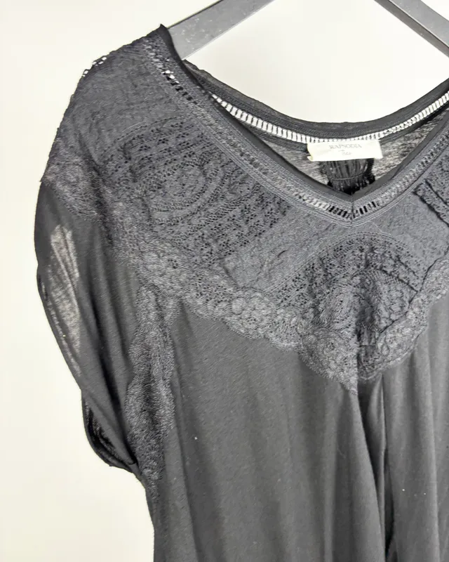 Remera negra c/puntilla rapsodia