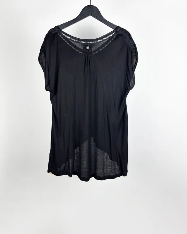 Remera negra c/puntilla rapsodia