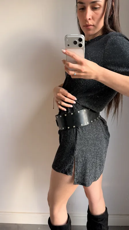 Cinto con tachas y hebilla