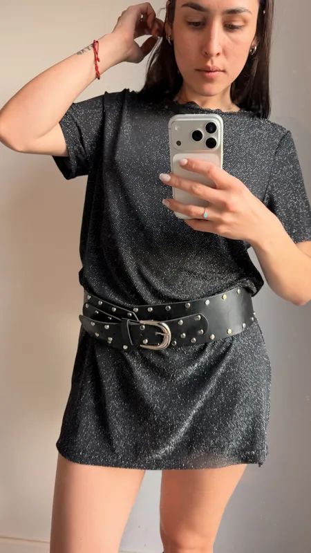 Cinto con tachas y hebilla