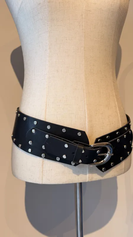 Cinto con tachas y hebilla