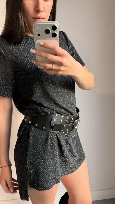 Cinto con tachas y hebilla