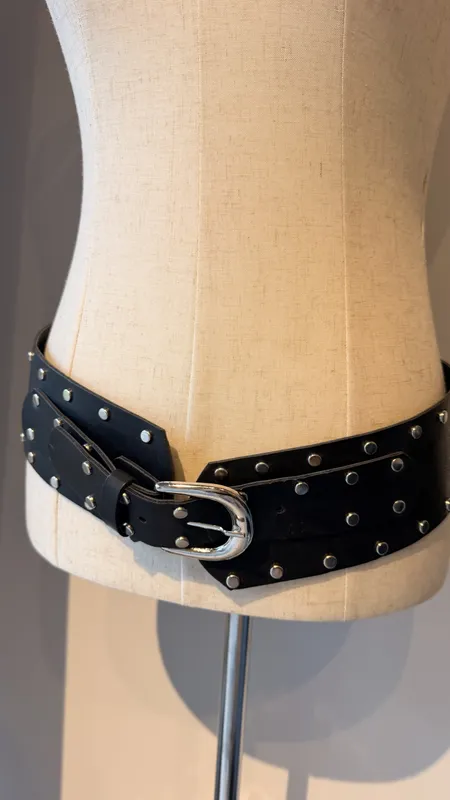 Cinto con tachas y hebilla