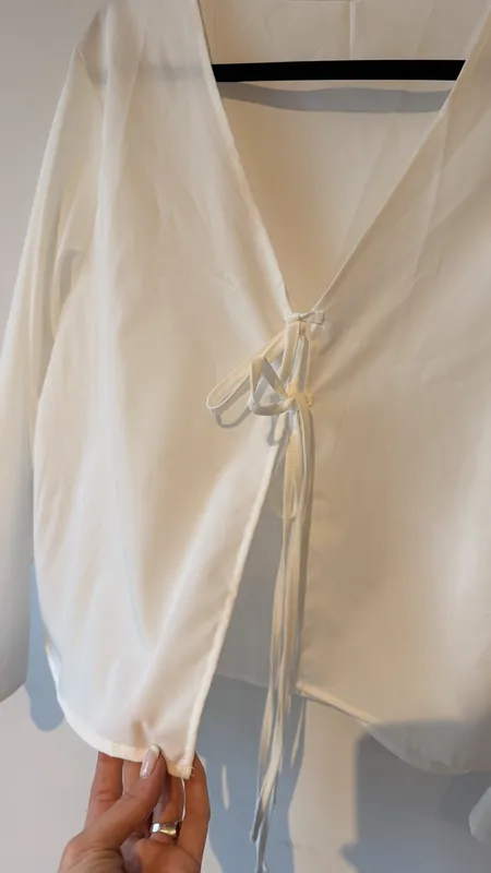 Camisa blanca con lazos talle l