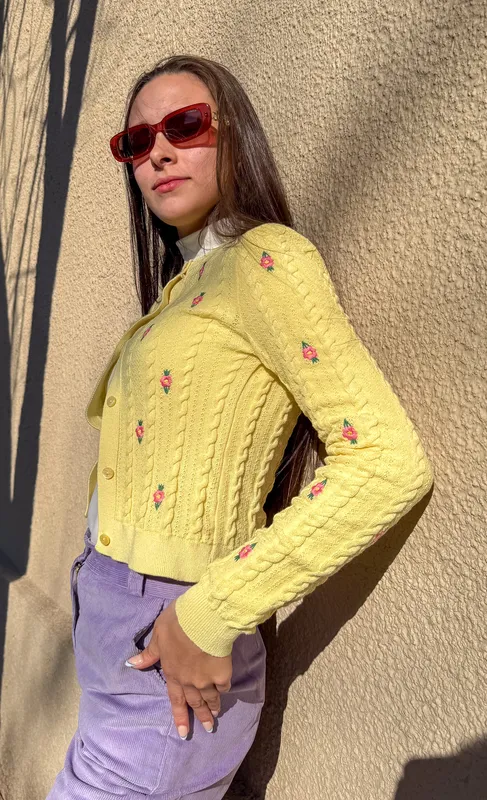 Cardigan amarillo con flores mango