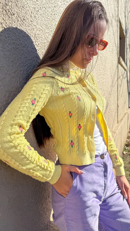 Cardigan amarillo con flores mango