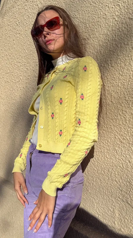 Cardigan amarillo con flores mango