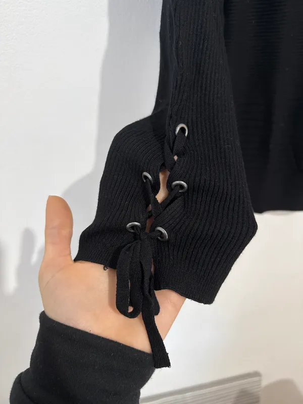 Buzo negro con cordon en las manga talle l