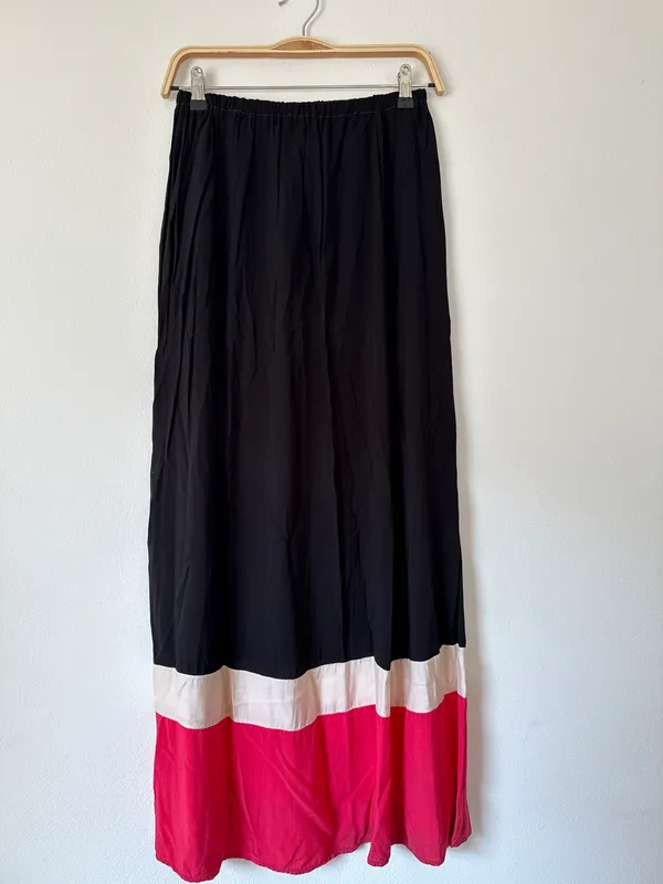 Pollera larga negra, blanca y fucsia