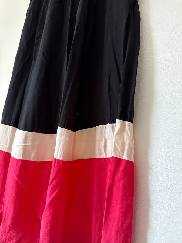 Pollera larga negra, blanca y fucsia