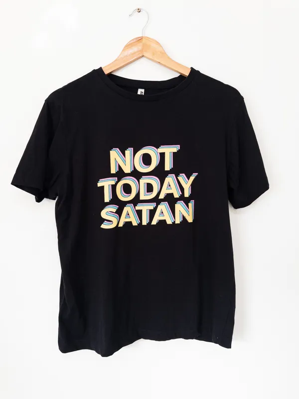 Remera negra con frase