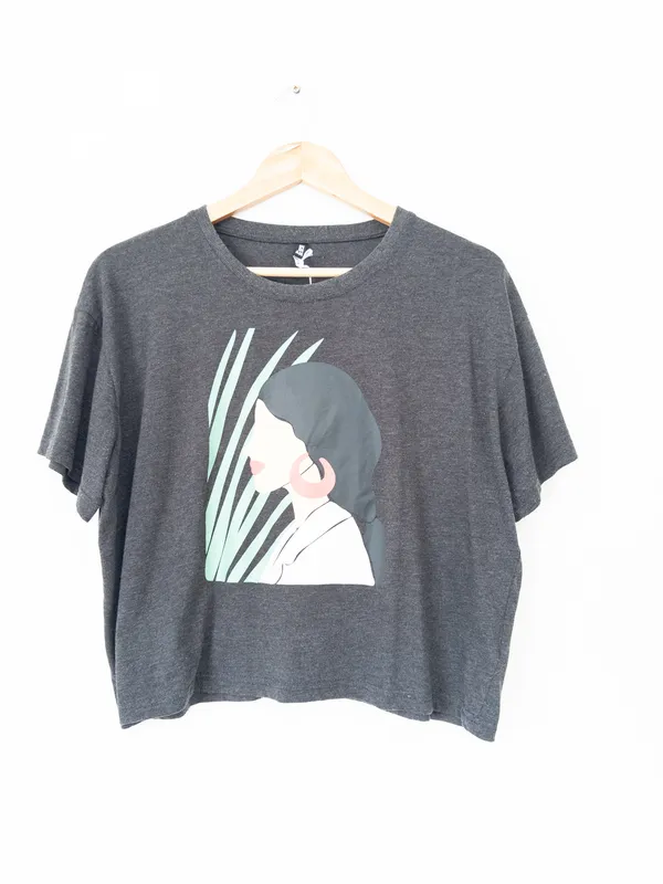 Remera gris con estampa
