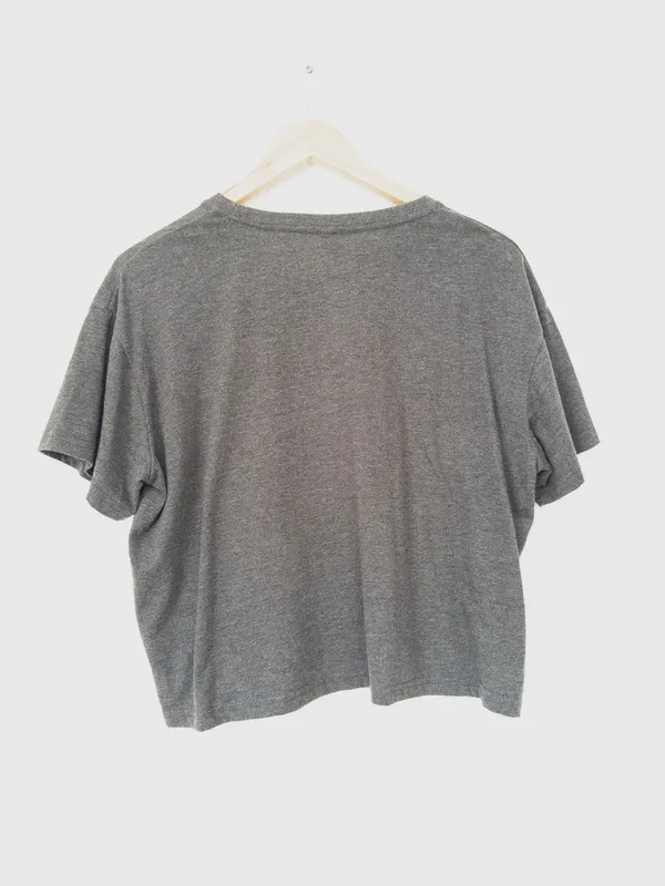 Remera gris con estampa