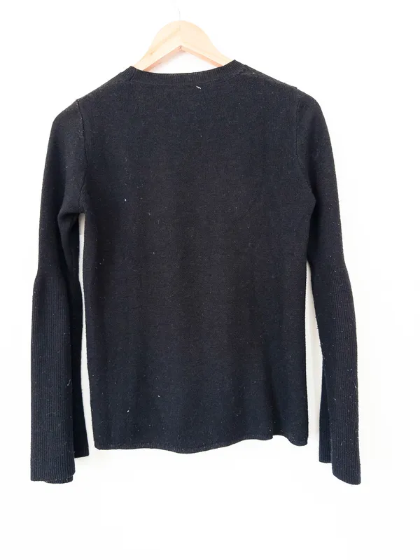 Sweater negro manga acampanada