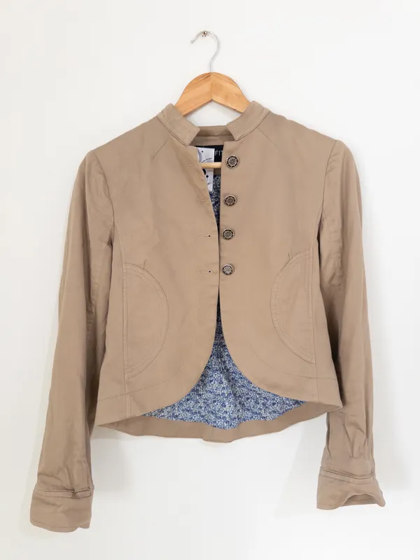 Chaqueta entallada beige