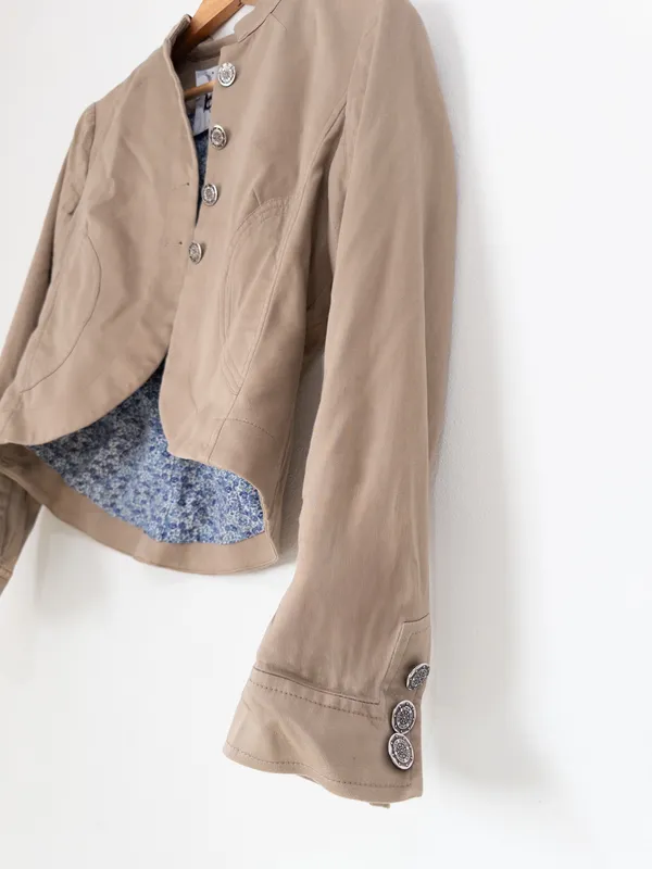 Chaqueta entallada beige