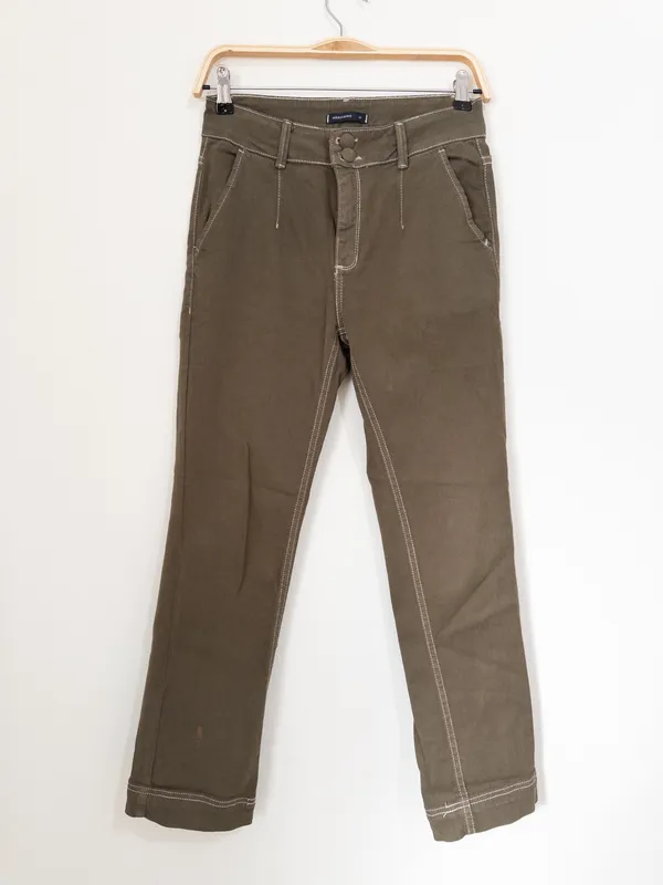 Jean verde con pespuntes