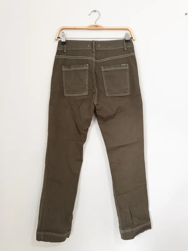 Jean verde con pespuntes