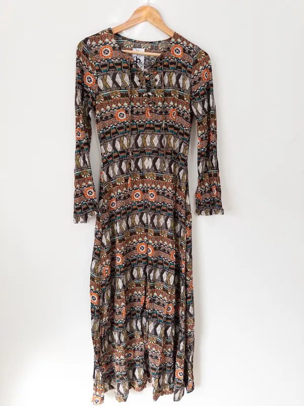 Vestido largo fluído estampado en tonos tierra