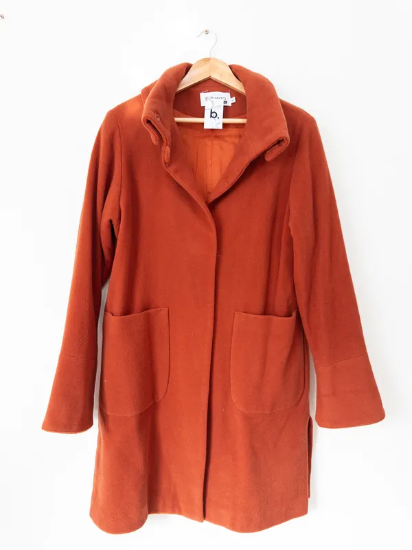 Tapado de paño terracota cuello alto