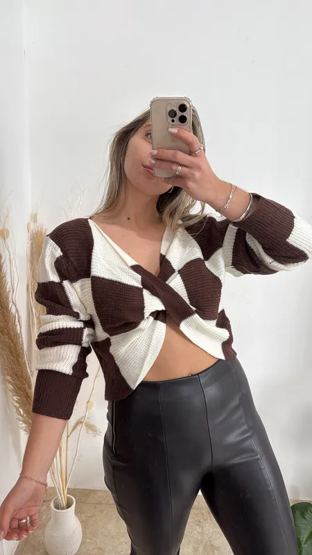 Buzo cruzado marron y blanco talle l