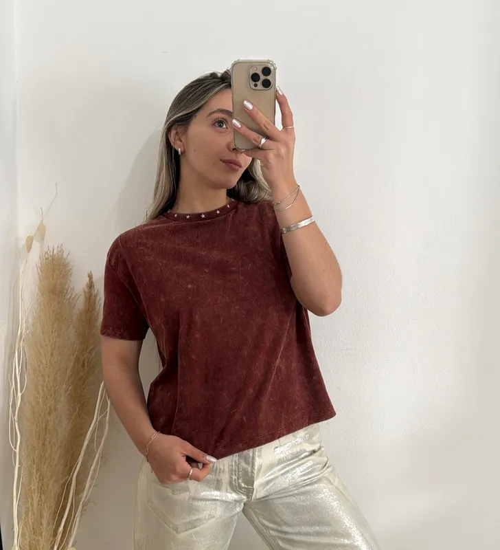 Remera bas bordo con estrellas talle s