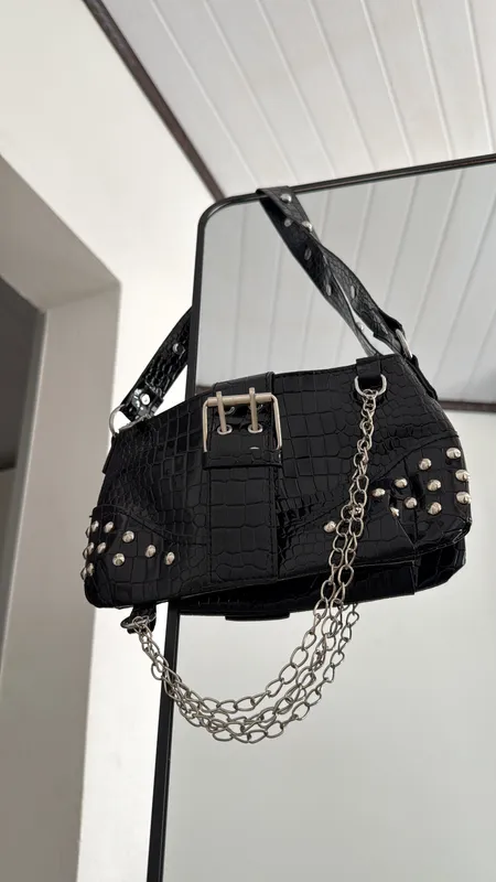 Cartera negra con tachas y hebilla