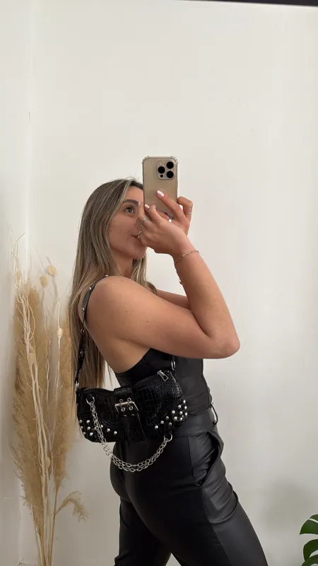 Cartera negra con tachas y hebilla