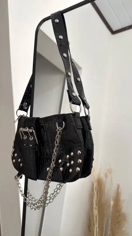 Cartera negra con tachas y hebilla