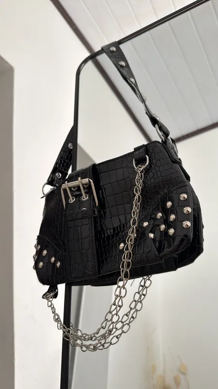 Cartera negra con tachas y hebilla