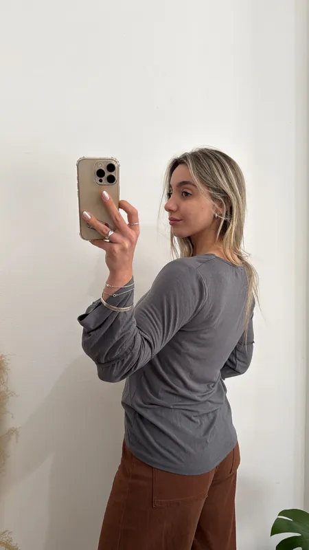 Remera manga larga gris con vuelos talle s