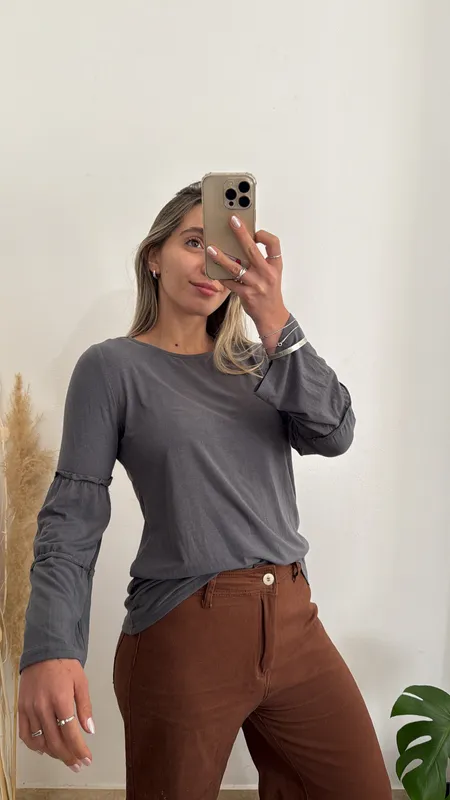 Remera manga larga gris con vuelos talle s