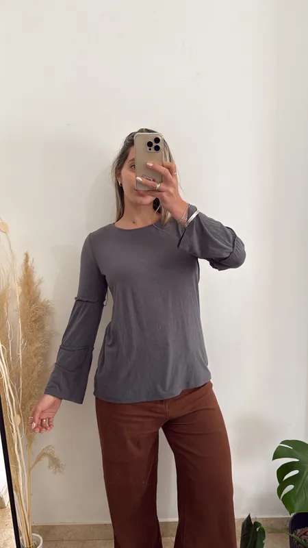 Remera manga larga gris con vuelos talle s